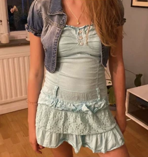 Volang klänning 👗  - Säljer denna otroligt snygga klänningn som har den finaste färgen!🙏