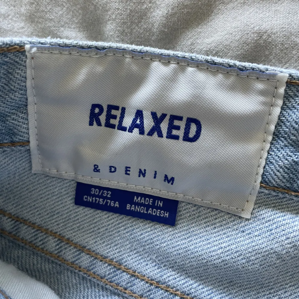 Ljusblåa jeans från hm i storlek 30/32. Mycket bra skick, bara använda några gånger. Nypris 449 kr.. Jeans & Byxor.