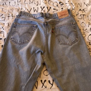 Levi’s jeans - I mycket bra skick. Fasta och mjuka samtidigt, rörliga men inte sladdriga. Ett perfekt par jeans!