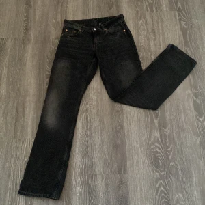 Weekday jeans  - De populära arrow low jeansen ifrån weekday, knappt använd för har liknande så i super skick. Skriv vid frågor och pris kan diskuteras.💕