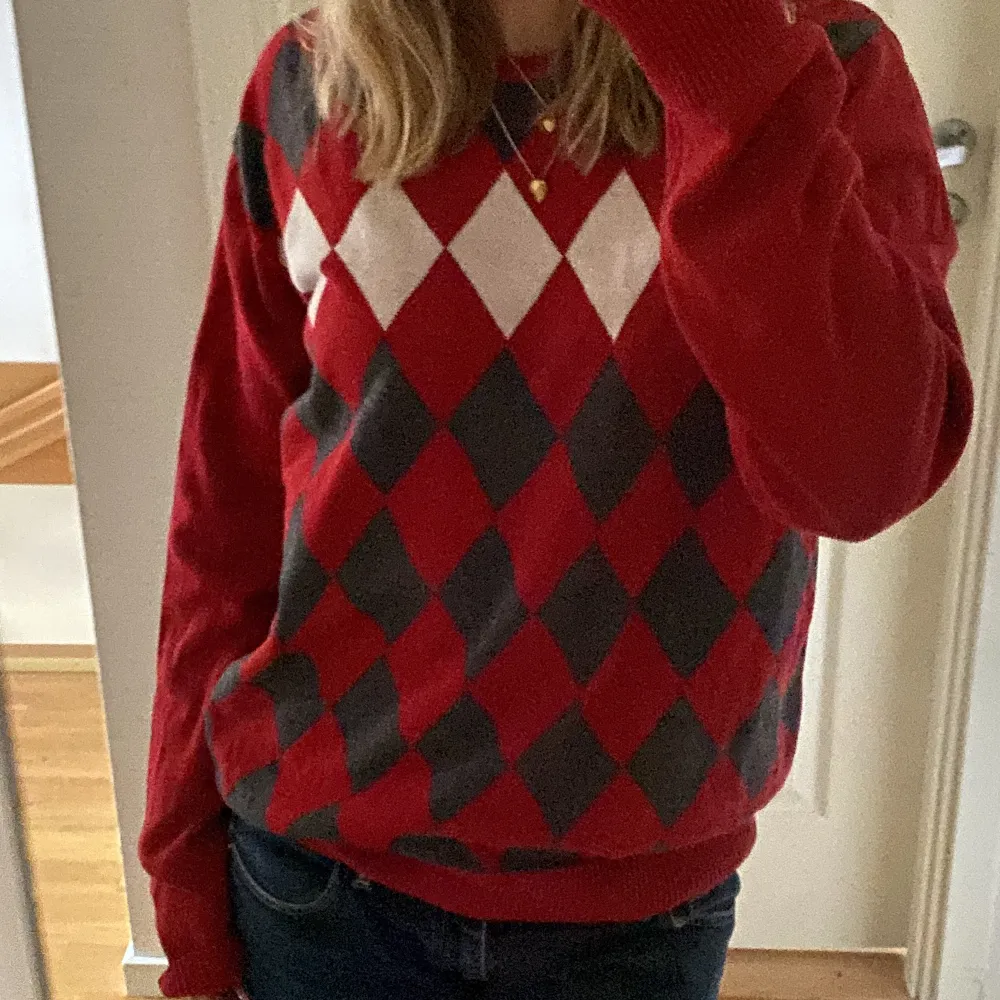 Så fin tröja, jättebra skick bara använd några gånger!! Jag är en S och den sitter bra och lite oversize på mig!!. Neuletakit & Villapaidat.