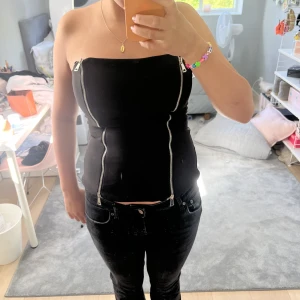 Cool zara topp  - Säljer denna coola och snygga zara toppen som tyvärr inte kommer till användning längre!!💋🥰 skriv om fler frågor! Toppen har snygga dragkedjor som gör toppen extra cool!☺️☺️