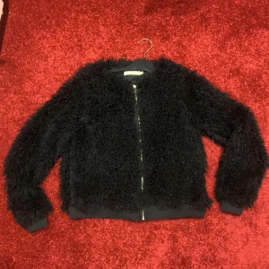Skön höst/vinterjacka - Helt i nyskick, använd en gång. Super skön jacka med fickor. Passar perfekt till hösten eller vintern. Varm o mjuk jacka. Köptes för 399 på 365.
