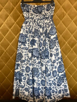 Klänning, & other stories - Bandeau miniklänning från & other stories. Jag är 165 cm lång så på mig blir det mer som maxiklänning. 100% bomull, strl 38 (stor i strl. mer som en 40),  fickor på sidorna. Använd endast en gång.  Köparen står för frakt.