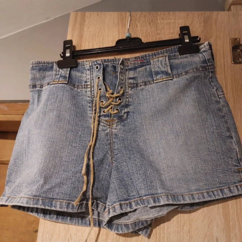 Vintage jeans shorts med mocka snörning. köpt second hand, storlek medium.. Shorts.