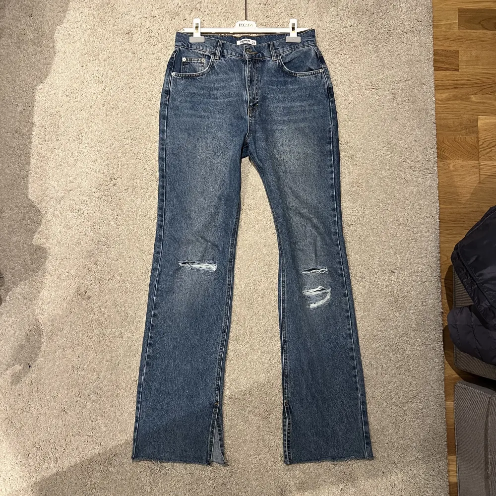 Jeans från Pull&Bear med slits i storlek 40. Skulle dock säga att de är lite små i storleken, kanske mer som en 38! De är i princip oanvända och nypris är 400💖 Kan både posta och mötas upp och kan även skicka fler bilder om det önskas!. Jeans & Byxor.