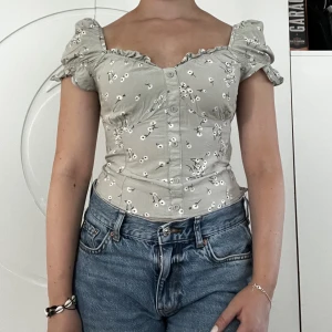 Blommig topp - Supergullig grön småblommig topp med puffärmar. Jättefin nu till sommaren! 💕