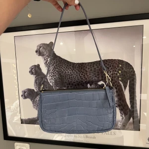 Väska &otherstories - Väska från &otherstories som bara är använd ett fåtal gånger. Kan både posta och mötas upp och kan även skicka fler bilder om det önskas! Nypris 890kr💖 Det finns även ett band till.