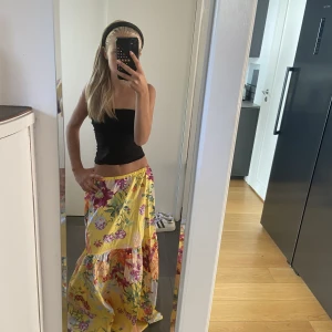 Blommig långkjol🌸 - Jätte fin blommig långkjol, kjolen kom igår men var tyvärr för lång för mig. Helt ny och oanvänd, prislappen kvar!🙃❣️