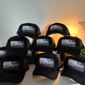 Svart Lavinchy X hov1 keps - -Nu har vi på Lavinchy släppt våra första kepsar! Till den som vill ha en snygg och stilren keps som passar till allt till eller ha något fint o ge till din vän, Det går att köpa dom i DM eller på vår hemsida dom är väldigt efterfrågade så va snabb