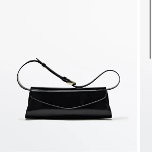 Väska från Massimo Dutti - Väska i äkta läder, justerbart axelband, nypris 1799kr