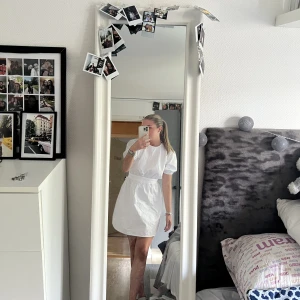 Vit klänning - Säljer denna vita supersöta klänningen som är oanvänd från NAKD. Den passar så bra till student, konfiramtion eller bara som sommarklänning. Beställde till student 2022 men kom aldrig till användning.💞