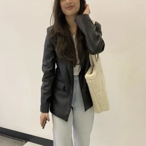 Svart läder blazer  - Svart läder blazer från Bershka. Använd fåtal gånger, toppenskick! Passar XS-S. Nypris 499. 