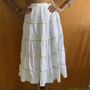 Jättefin vit kjol med gulddetaljer. Skulle säga att den är storlek S. 🦋✨ Köparen står för frakt!