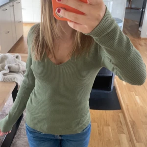 Grön tajt tröja - Säljer den här jätte fina tajta tröjan med ett ribbat material, den är super stretchig, ger lite Elina Gilbert vibe, sömmen har dock gått upp på ena ärmen som ni kan se i sista bilden, det går nog jötte bra att laga hemma men jag jag inte orkat göra de❤️
