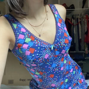 Gulligt sommarlinne - Säljer denna så fina topp! Den är lite längre så går säkert att användas som klänning om man har något under. Står ingen storlek i men passar bra på mig som oftast har S. Skriv för fler bilder💙