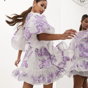 Asos klänning - Klänning från Asos, aldrig använd och lappar kvar! Nypris 1695kr