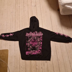 Restless youth hoodie från H&M - Hoodie som jag köpte på H&M som jag inte använder och bara vill bli av med. Inga hål eller fläckar.   Priset kan diskuteras vid snabb affär :)