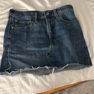 Jättesnygg Levis jeans kjol💕 stl ”28” vet inte vad de innebär men skulle säga 36-38 💕