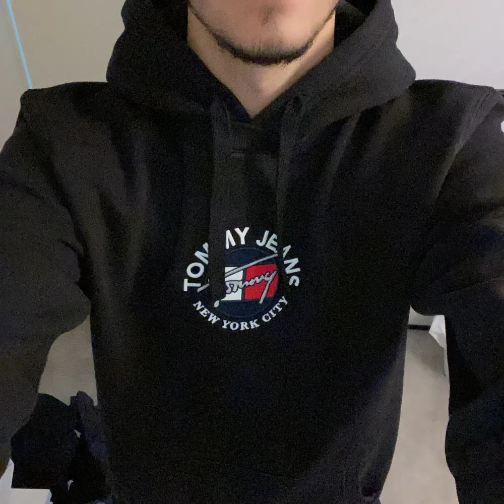 Jätte fin Tommy hilfiger hoodie som jag  säljer då jag rensar garderoben, använd någon gång annars ny, storlek M. Hoodies.