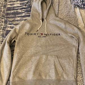 Helt ny Tommy hilfiger hoodie sln jag säljer då jag inte tyckte att den passade min stil, storlek L