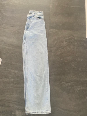 Blå jeans  - Fräscha ljus blå jeans, lite vidare nertill i storlek 34. Tveka inte på att höra av dig vid frågor eller funderingar 