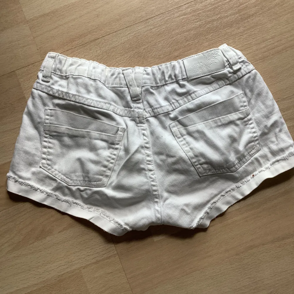 Jättefina shorts i storleken 146 och är sjusterbar (bild 3) shortsen är från Kappahl och dom passar även 150/158. De är jeans shorts.  Säljer även andra shorts gå gärna in och kolla 💗.. Shorts.