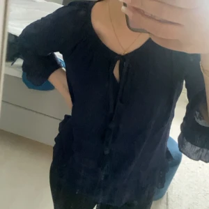 Blå blus - Blå blus med volang ärm och volang längst ner (knytning vid bröstet). Väldigt skönt material och ganska stor i storlek (storlek 36). Använt 1 gång. Ordinarie pris 249:- säljer den för 149:- plus frakt