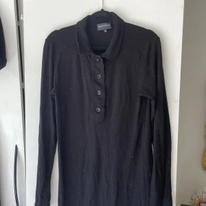 Svart långarmad klänning  - En supersnygg långarmad klänning men som används flitigt därav slitningar som syns på andra bilden. Inköpt för 900kr men sänker nu ordentligt med tanke på slitaget