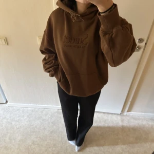 huvtröja sweetsktbs - jättefin och skön huvtröja från sweet sktbs, storlek xs, säljer för den va för stor för min smak🩷