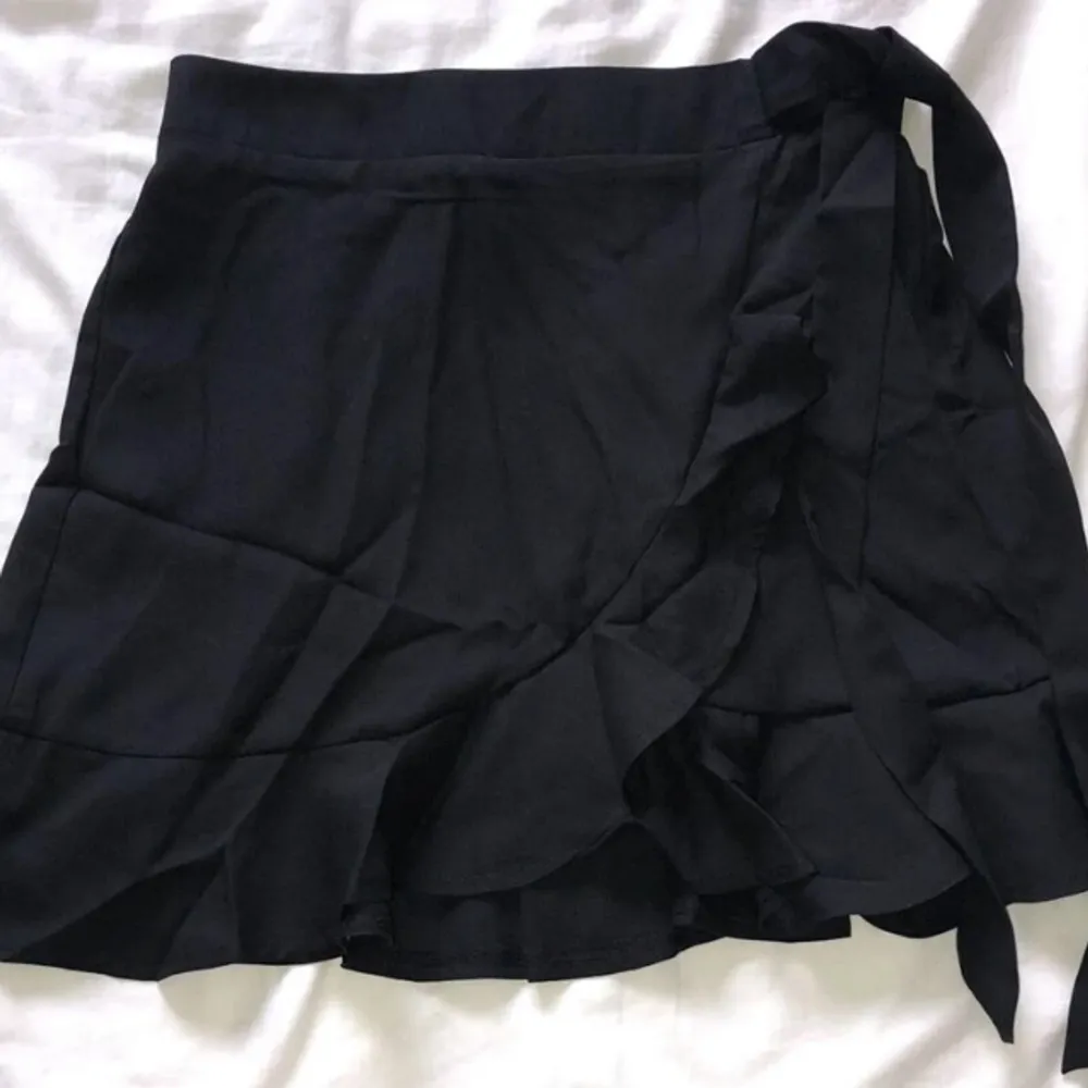 Super söt svart kort kjol. Perfekt för sommaren och super lätt att styla. Nästan aldrig andvänd. Säljer pga storlek💓. Kjolar.