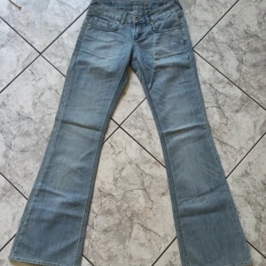 Lågmidjade jeans - Säljer dessa jättefina ljusblå jeansen från pinecode. Midjemåttet är 36 och innerbenslängden är 80 cm💕