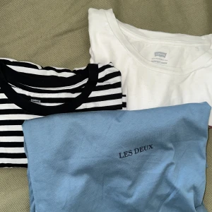 3 t-shirts  - 3 oanvända t-shirts från les deux och Levi’s. 