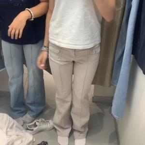 Hm jeans - Populära hm jeans i beige! Storlek 34 och använd 1 gång💕