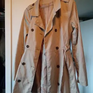 Trench coat from H&M pleated in the back. Bought second hand. 