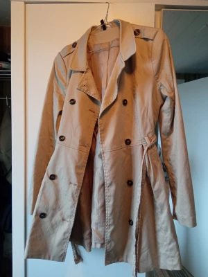 Trench coat H&M - Trench coat from H&M pleated in the back. Bought second hand. 
