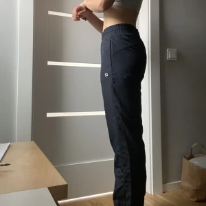 Fila sportbyxor  - Fila sport byxor mörkblå. Jag är 170 cm för referens. Byxorna är små för mig de är inte så tighta egentligen. Storleken på byxorna är 164. Borde passa XS- S  