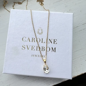 Caroline Svedbom halsband - Caroline Svedbom halsband i guld. Jättefint halsband men säljer nu eftersom jag vill köpa en annan färg💕💕 Köparen står för frakten