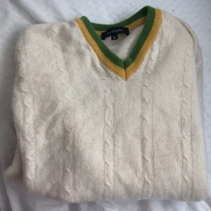 Stickad tröja  - Säljer en jättefin stickad tröja som jag säljer pågrund av att den aldrig kommer till användning, den har 2 små hål på baksidan men det syns knappt! ( sista bilden )Tror det är väldigt lätt att laga det!❤️ hör av er vid frågor eller flera bilder 