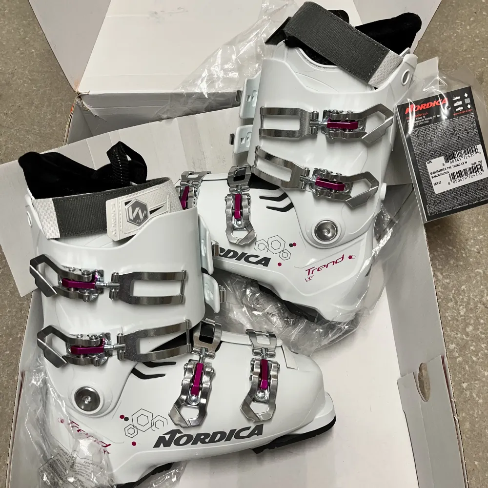 Brand new unused nordica ski boots with tags and box. Brand new price is 1300 sek. Accessoarer.