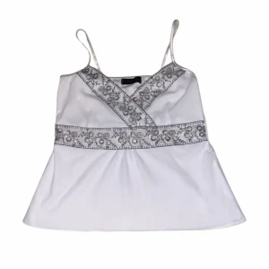 Y2K linne - Superfint y2k linne med paljetter o sömm detaljer<3 säljes pga den ej kmr t användning!! Storlek S/M silkes liknande mesh tyg. Passar super t lågmidjat osv. Säljs för 90kr (knappt använt o inga defekter)