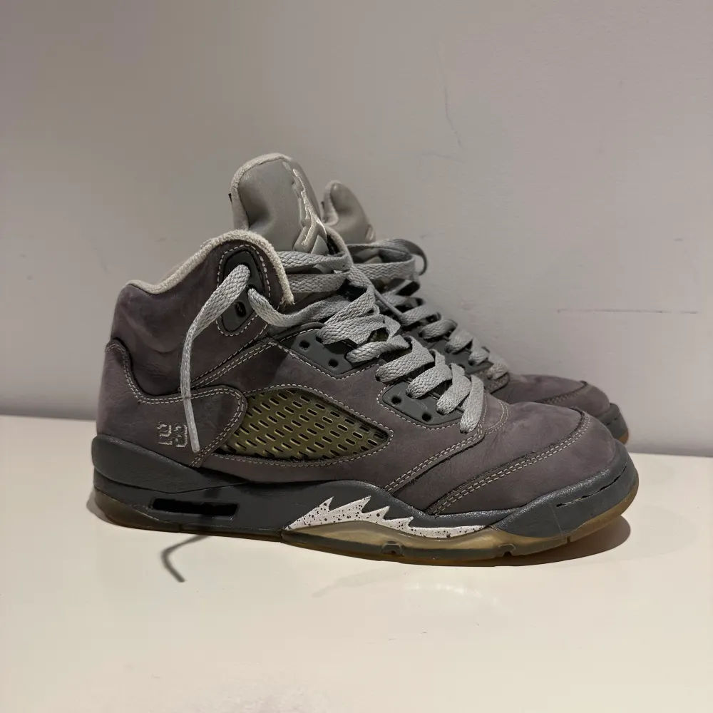 Jordan 5 wolf grey knappt använd säljs pga det är för små för mig  nypris 3500 mitt pris 425 . Skor.