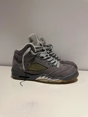 Jordan 5 wolf grey  - Jordan 5 wolf grey knappt använd säljs pga det är för små för mig  nypris 3500 mitt pris 425 