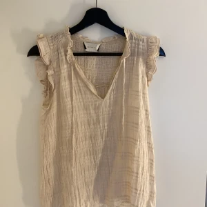 gullig blus - Neo noir blus, jätte gullig!! passar perfekt, och super fin beige färg!!