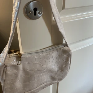 Vit väska - Vit väska, oanvänd. 🌹