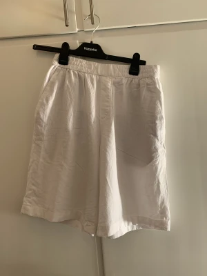 Vita linneshorts Zara strl S - Nya vita Wide  shorts från Zara i strl S. 