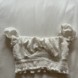 Topp - Super fin topp men tyvärr för lite för mig😔💕 köpt på bikbok för några månader sedan😁
