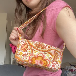 Mini baguette bag - Mini baguette bag handgjord av återvunnet/ upcyclat tyg! Ca 12/20cm 