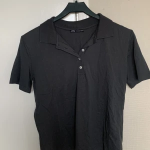 T-shirt Zara  - Hej säljer denna fina t-shirten från zara helt oanvänd :) 💗