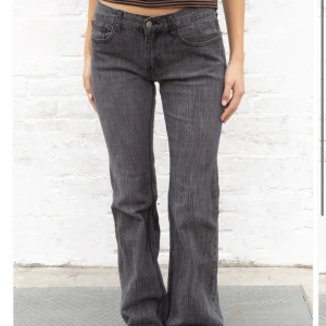 Jeans från brandy melville - Snygga jeans från brandy Melville  Kommer aldrig till användning längre Originalpris: 42€ vilket motsvarar ungefär 490kr 